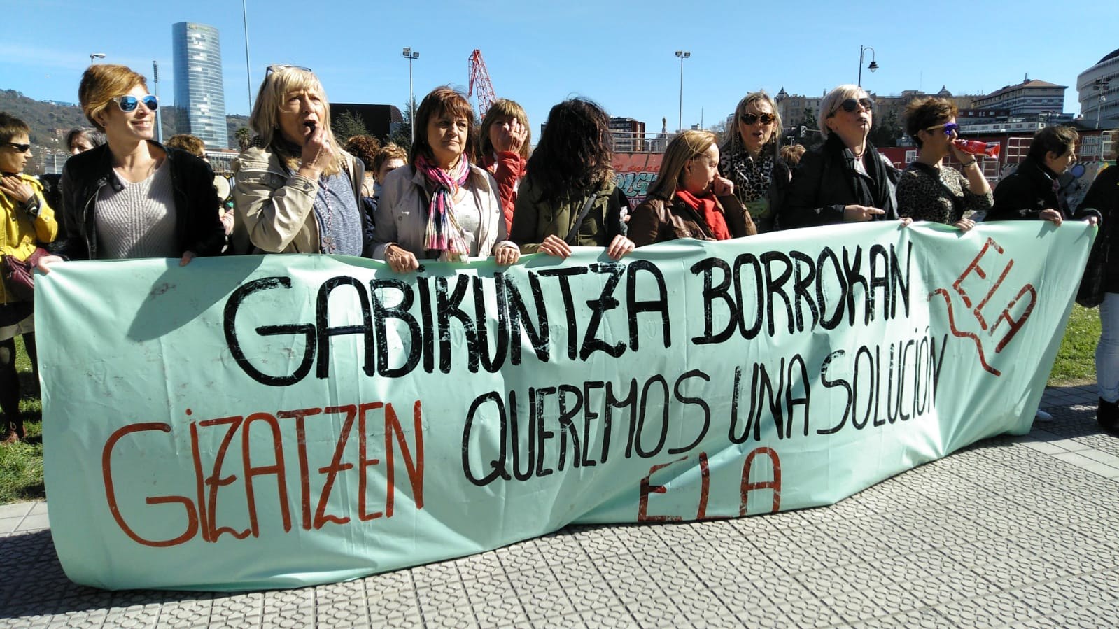 Bilboko IMQ Klinikan mobilizazioak hasi dituzte garbitzaileek