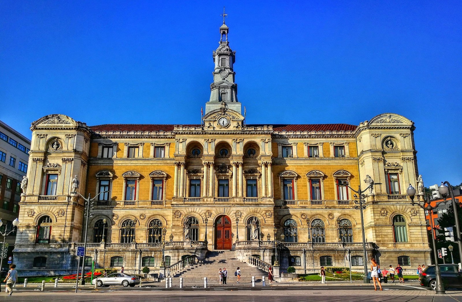 Bilboko Udalak 763 euroko soldata ordaindu nahi die Udaltzaingoan sartu berriei Bilboko Udalak 763 euroko soldata ordaindu nahi die Udaltzaingoan sartu berriei