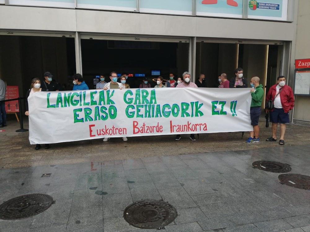 Eraso berri bat salatu dute Euskotreneko langileek