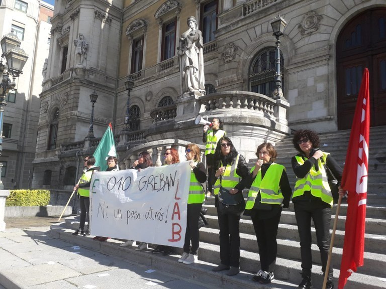 Bilboko Udaleko 010 zerbitzuan zortzi greba egunen ostean Lanaldenek eta Udalak ez dute gatazka konpondu nahi