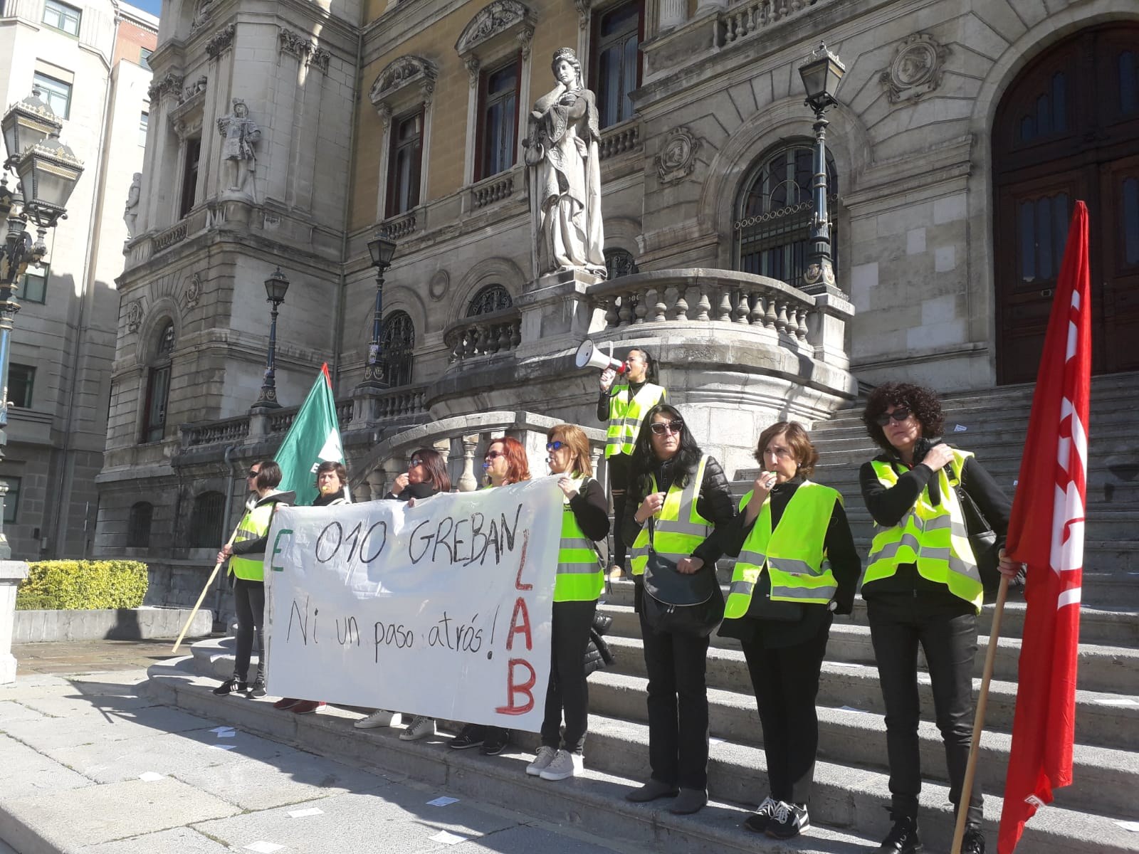 Lanalden eta Bilboko Udala 010 zerbitzuko grebalariak ordezkatzen ari dira Lanalden eta Bilboko Udala 010 zerbitzuko grebalariak ordezkatzen ari dira