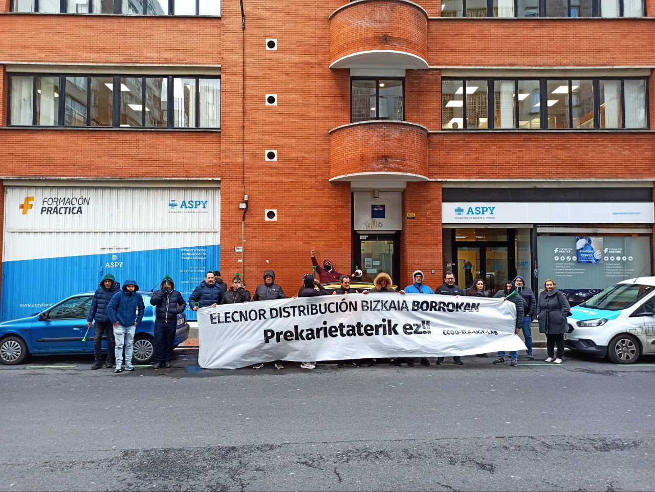 Langileek greba mugagabean jarraitzen dute