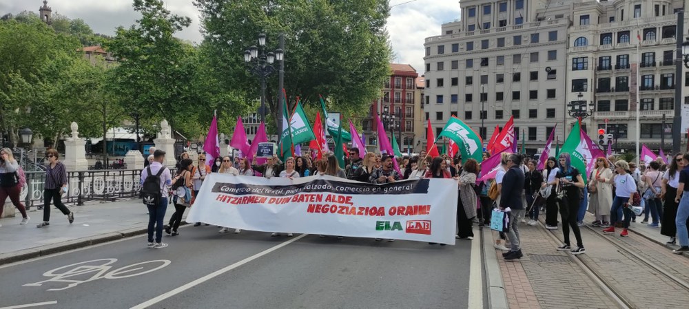 Manifestazioa eta eserialdia Cebeken aurrean, Bizkaiko ehungintzaren, jantzien eta larrugintzaren eta oinetakoen merkataritzaren hirugarren greba egunean