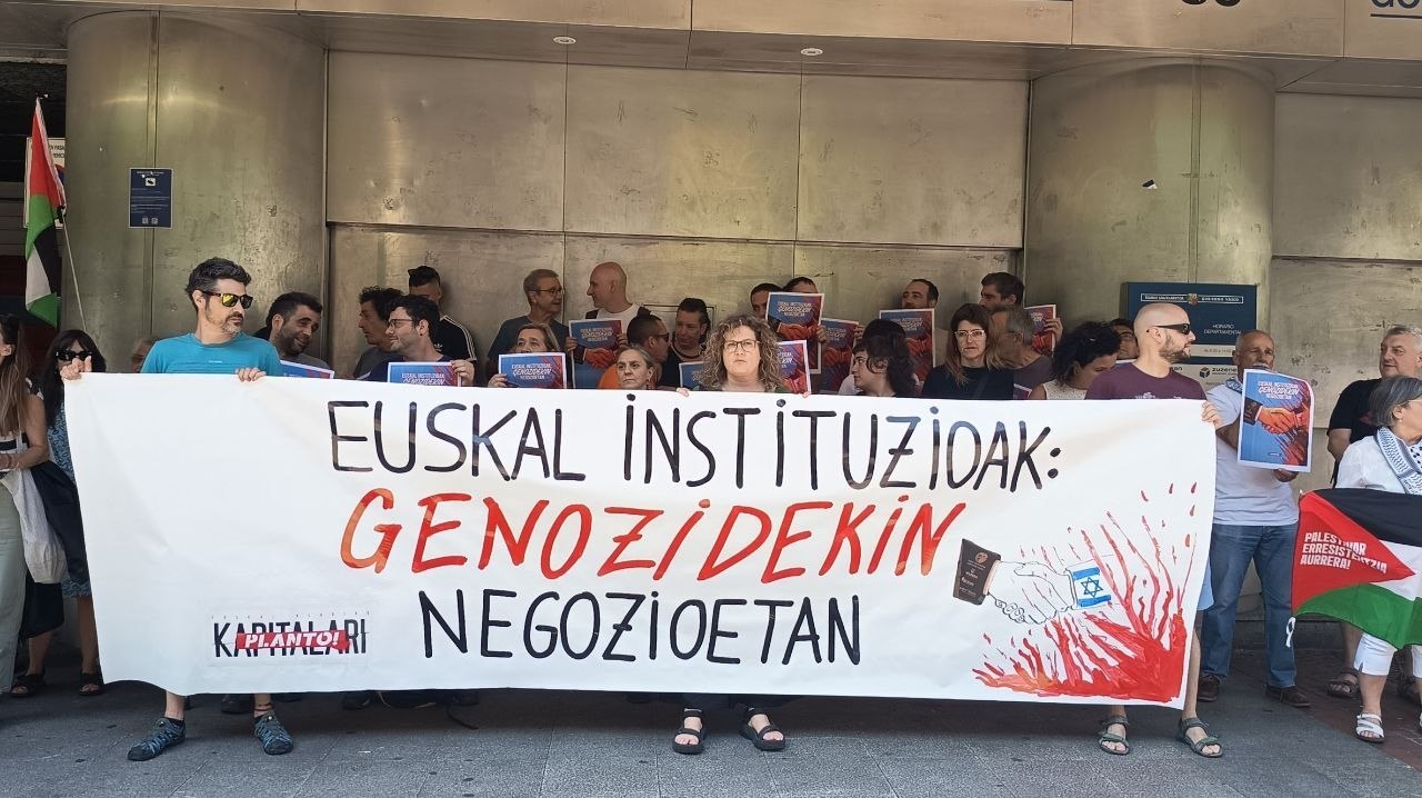 EAEk Israelgo Estatuarekin dituen harremanak salatu dituzte dozenaka lagunek