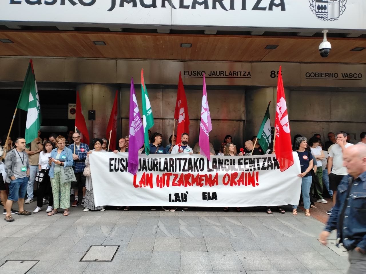 Elkarretaratzeak EAEko hiriburuetan, hitzarmena berritzea eskatzeko