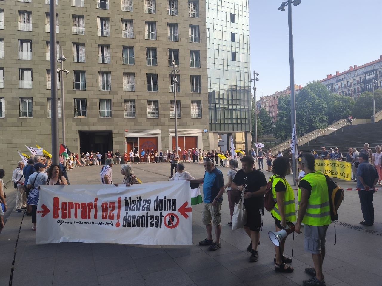 Euskal Herria lurralde baketsu eta desmilitarizatua izatea eskatu dute