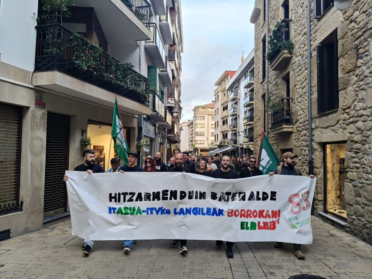 Zarauzko herritarrek babesa adierazi die grebalariei
