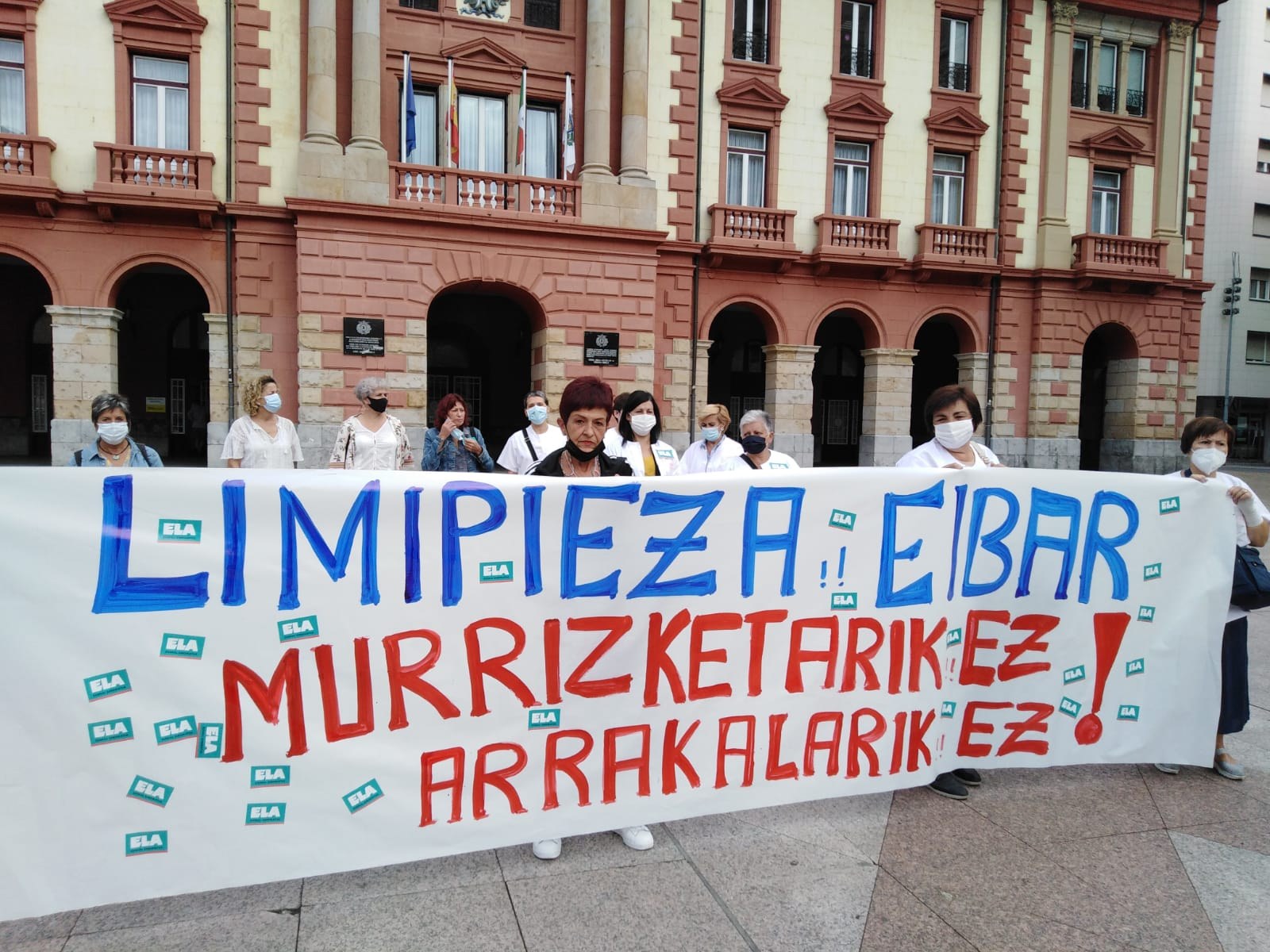 Eibarko Udalak azpikontratatutako garbitzaileek soldata-arrakala ezabatzea eskatu dute Eibarko Udalak azpikontratatutako garbitzaileek soldata-arrakala ezabatzea eskatu dute