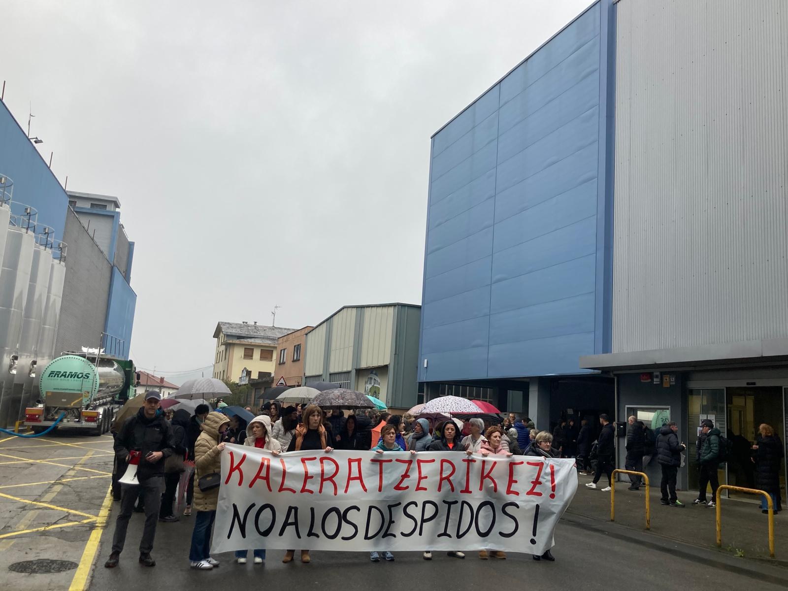 Lankide baten kaleratzea salatzeko egindako lanuzteak ekoizpena geldiarazi du