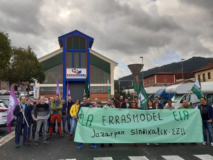 Protesta egin dute Bergarako Errasmodel enpresaren aurrean langile bat ELAren delegatu postutik kentzeagatik