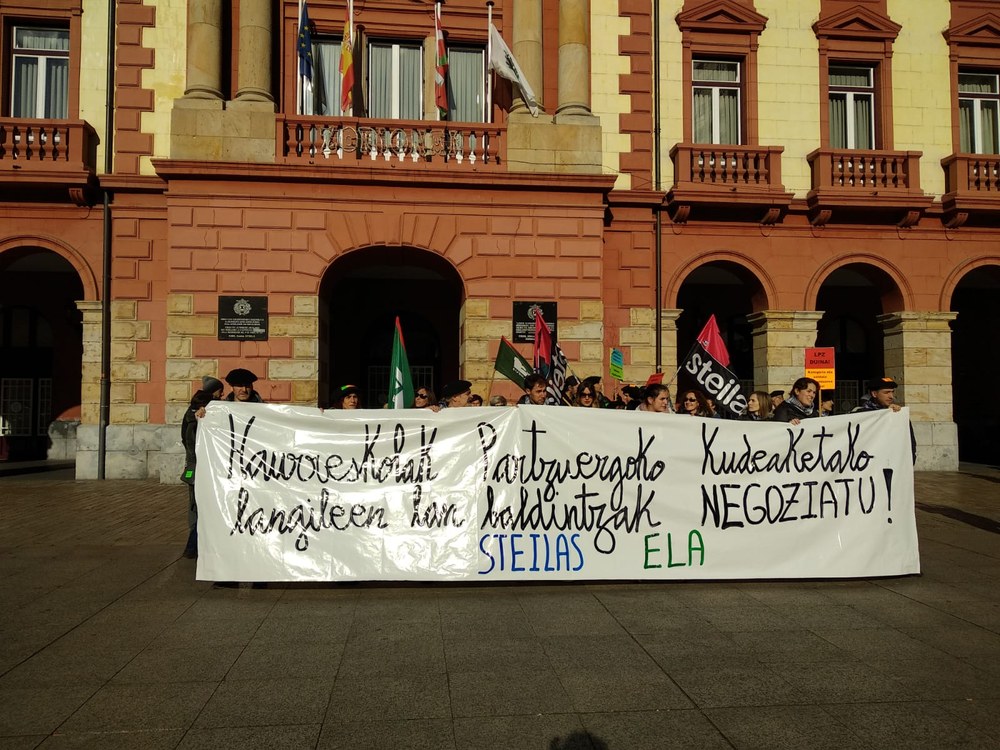 Haurreskolak Partzuergoko Kudeaketa langileen kolektiboan deitutako egun osoko lehen grebak %75eko jarraipena izan du