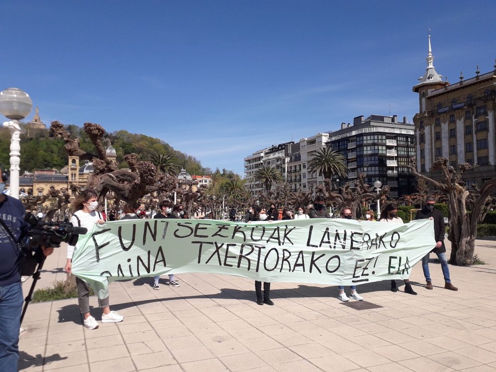 Gipuzkoako supermerkatuetako kutxazainek Eusko Jaurlaritzak txertoa kentzeko hartutako erabakia salatu dute