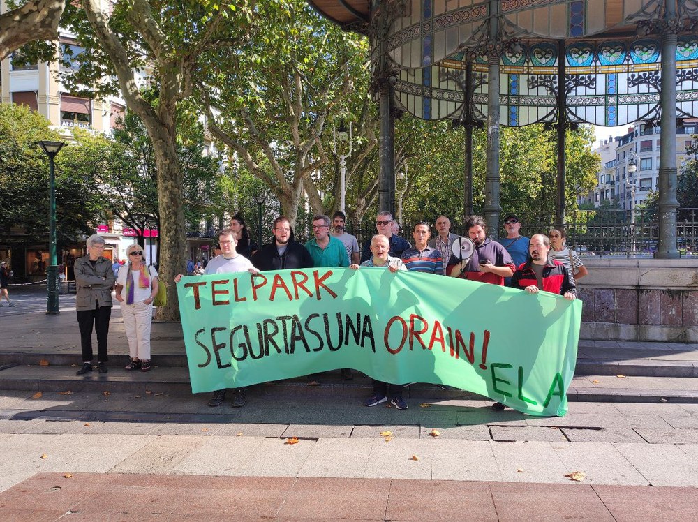 Langileek elkarretaratzea egin dute lan baldintza txarrak eta aparkalekuetan gertatutako sexu erasoak salatzeko