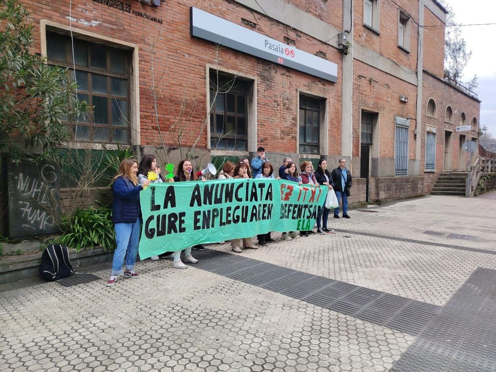 Laugarren greba eguna dute itxieraren eta kaleratze kolektiboaren aurka