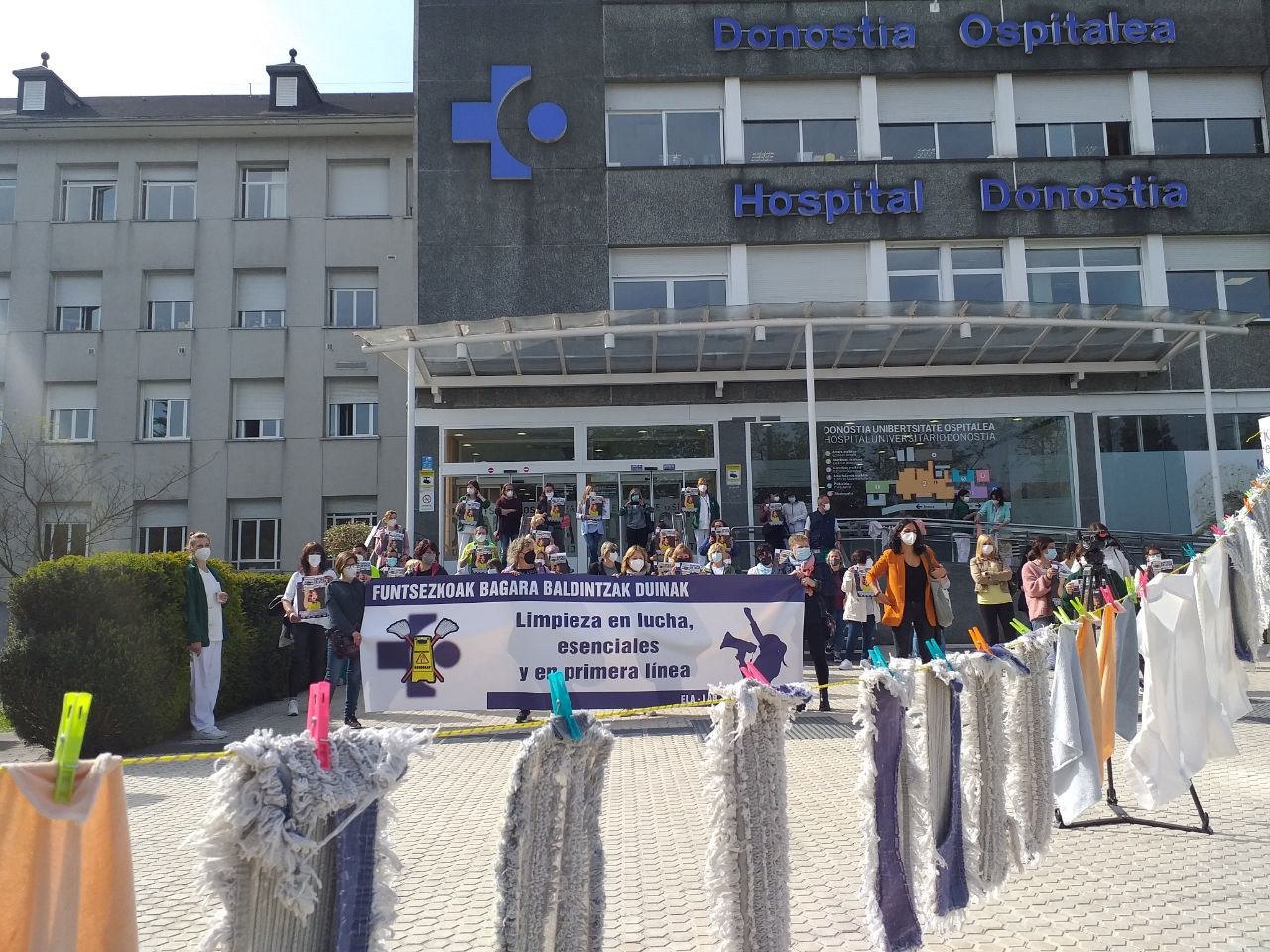 Osakidetzako garbitzaile azpikontratauek mobilizazioak egin dituzten hitzarmena eta lan baldintza duinen alde