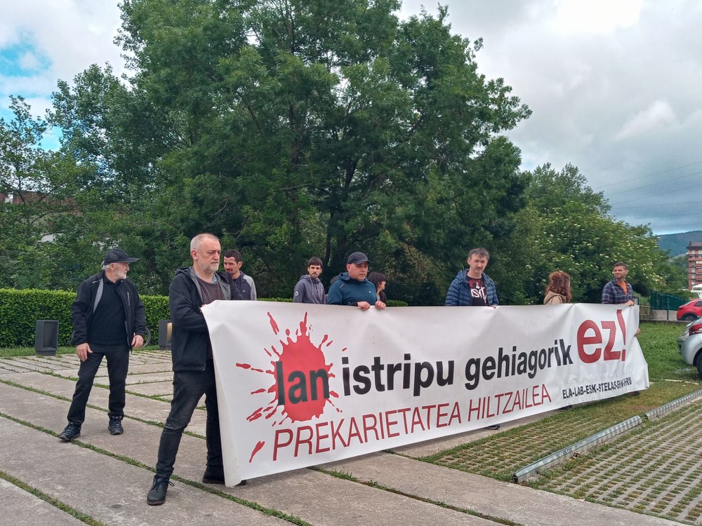 ELA, LAB, ESK, STEILAS, Hiru eta ENHE sindikatuek elkarretaratzea egin dute Iruran bi garraiolariren lan heriotzak salatzeko
