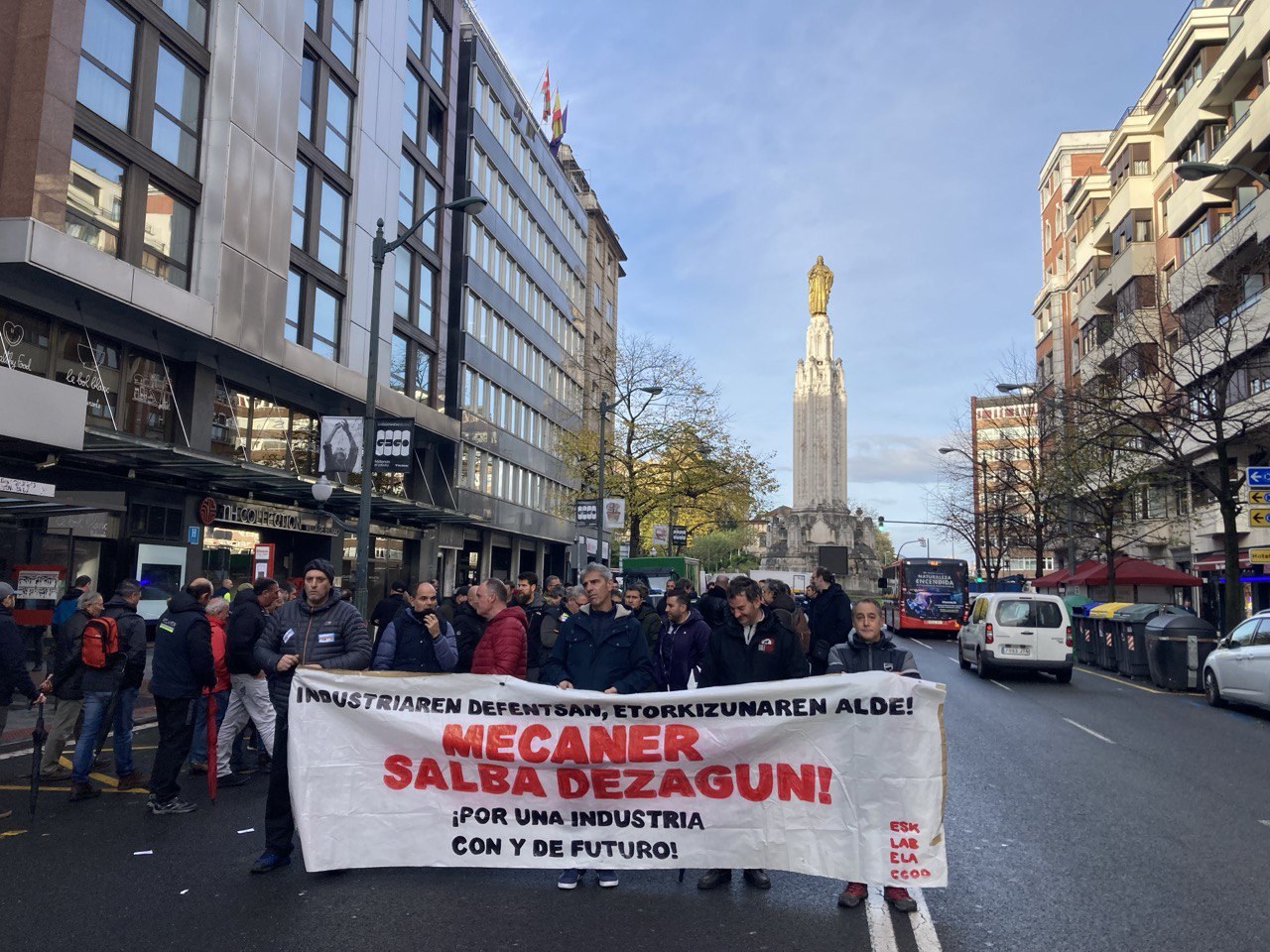 Hamargarren greba eguna lantegia salbatzeko borrokan