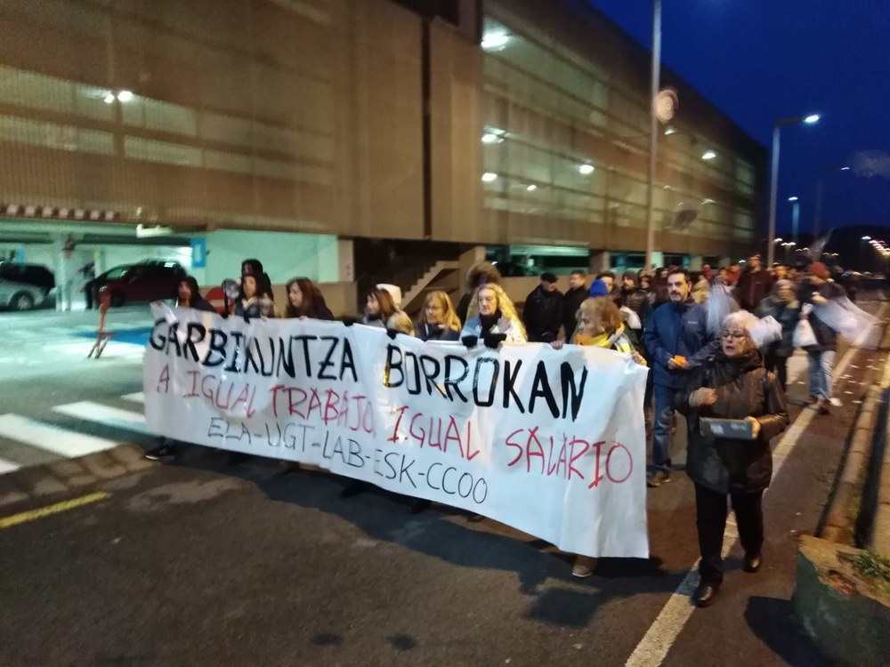 Hezkuntza Saila eta EHUren zentroetako azpikontratatutako garbitzaileek euren hitzarmenaren negoziazioa abian jartzea exijitzen dute