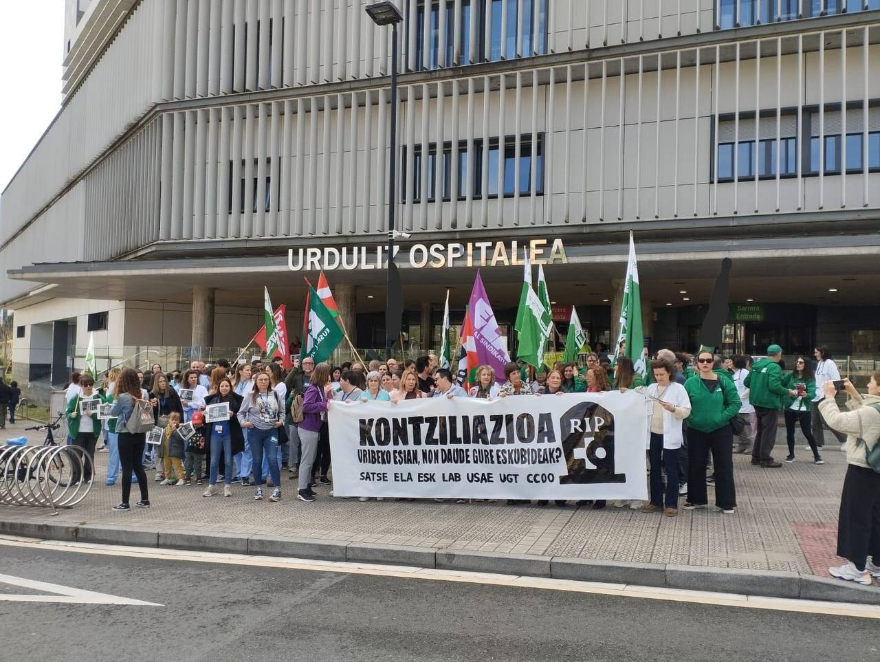 Urdulizko ospitaleko langileen kontziliaziorako eskubidea mugatzen ari direla salatu dute