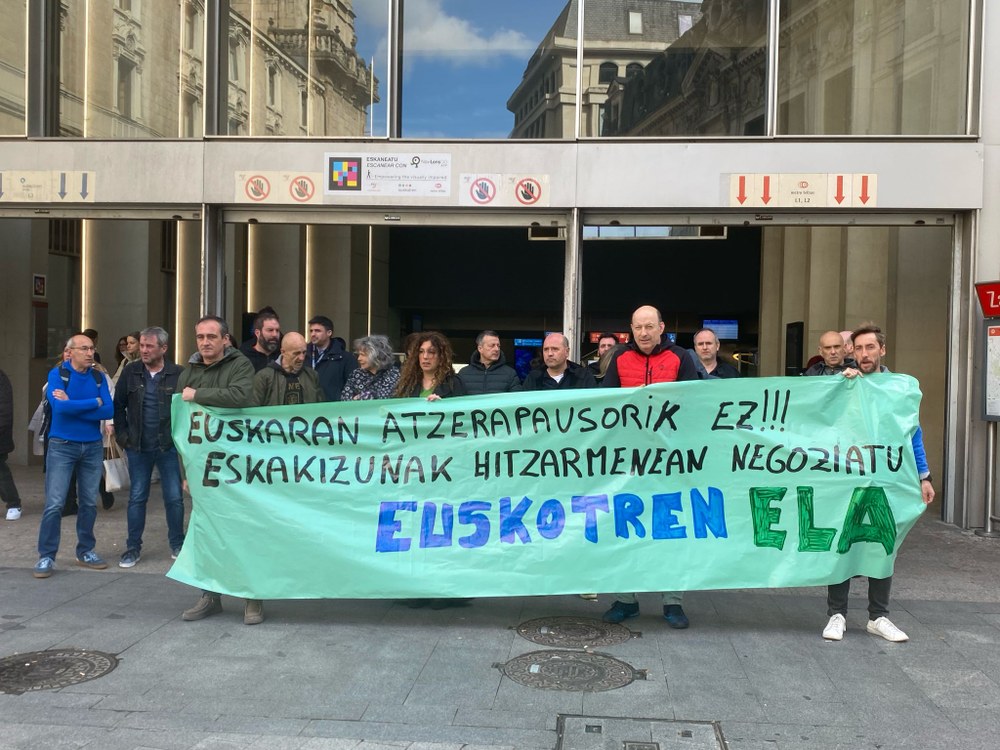 ELAk elkarretaratzea egin du euskara eskakizunetan proposatutako atzerapauso larriak salatzeko