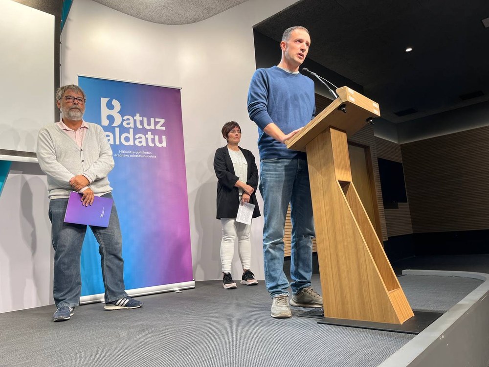 ELAk, LABek eta Kontseiluak adostu dute beranduenez 15 urtean EAEko administrazio publikoa euskalduntzea