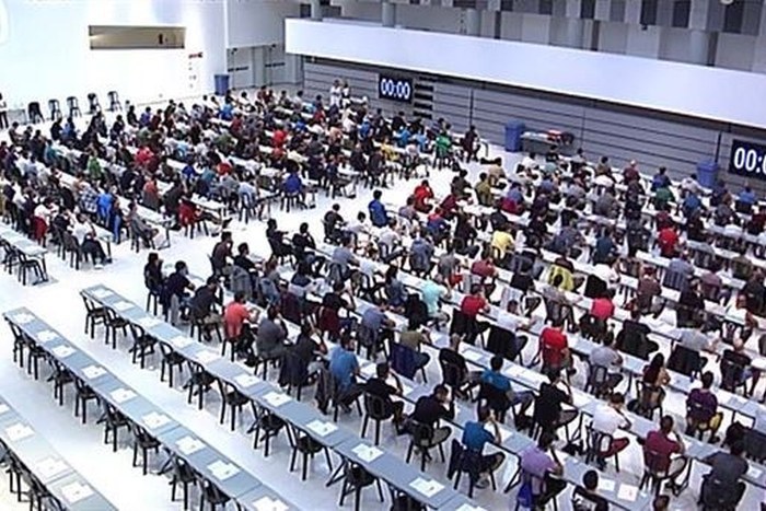 Sindikatuen babesik gabe, aurrera doa administrazioetan euskal hiztunen hizkuntza eskubideak bermatuko ez duen dekretua Sindikatuen babesik gabe, aurrera doa administrazioetan euskal hiztunen hizkuntza eskubideak bermatuko ez duen dekretua