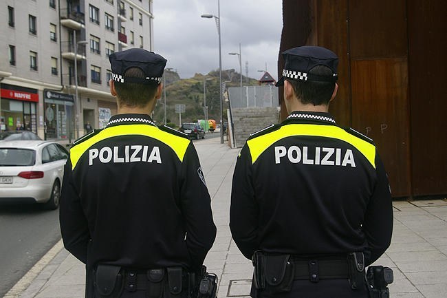 Udaltzainen lan poltsan B2 hizkuntza eskakizuna beharrezkoa dela oroitarazi du ELAk, ororen hizkuntza eskubideak errespetatzeko Udaltzainen lan poltsan B2 hizkuntza eskakizuna beharrezkoa dela oroitarazi du ELAk, ororen hizkuntza eskubideak errespetatzeko