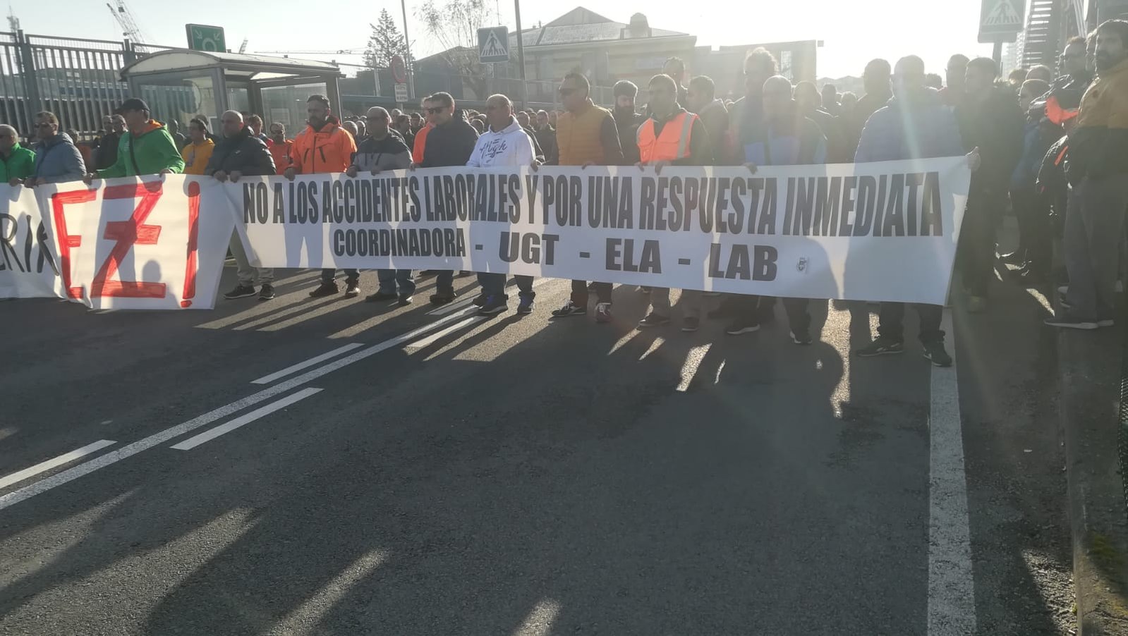 Lanuztea egin dute Bilboko portuan izandako istripu hilgarria salatzeko Lanuztea egin dute Bilboko portuan izandako istripu hilgarria salatzeko