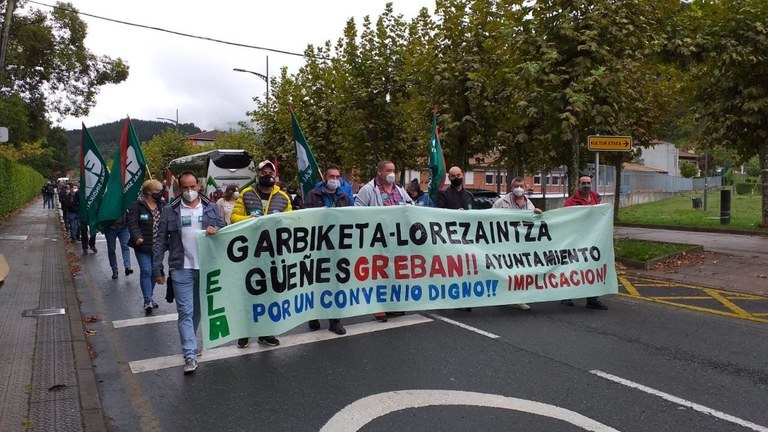 Gueñesko kale garbitzaile eta lorazainek greba eten egin dute zerbitzua berriz esleitzen den arte