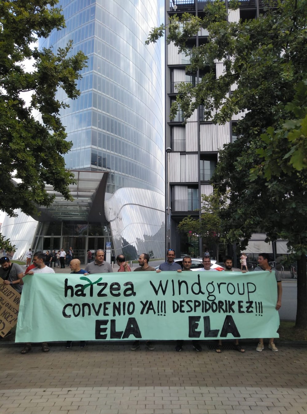 Bilboko Portuko Haizea Wind enpresak langileak kaleratu eta jazartzen ditu