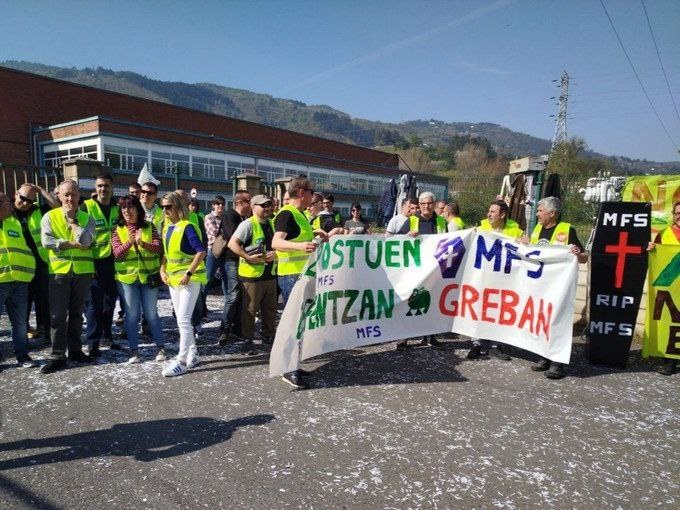 Langile guztiek bat egin dute greba mugagabearen lehen egunean