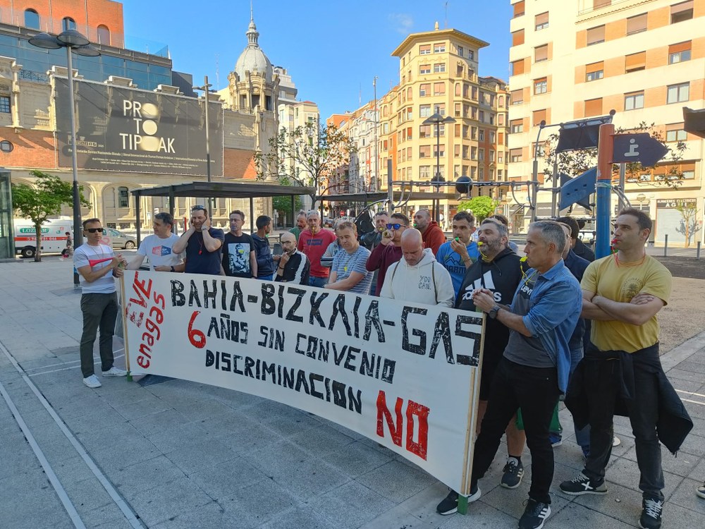 Langileek Bilbon salatu dute sei hilabete daramatzatela hitzarmenik gabe