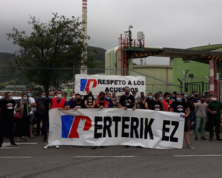 Petronorreko langileek grebari eutsiko diote, enpleguaren alde