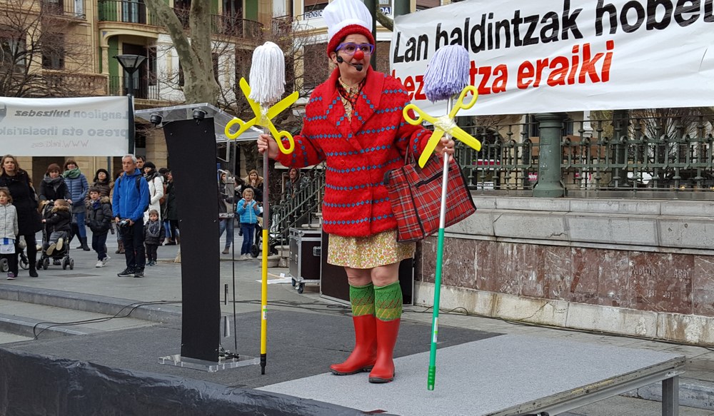 325 ikasleri jaten emateko 3 langile besterik ez Iruña Okako JM Barandiaran ikastetxeko sukaldean