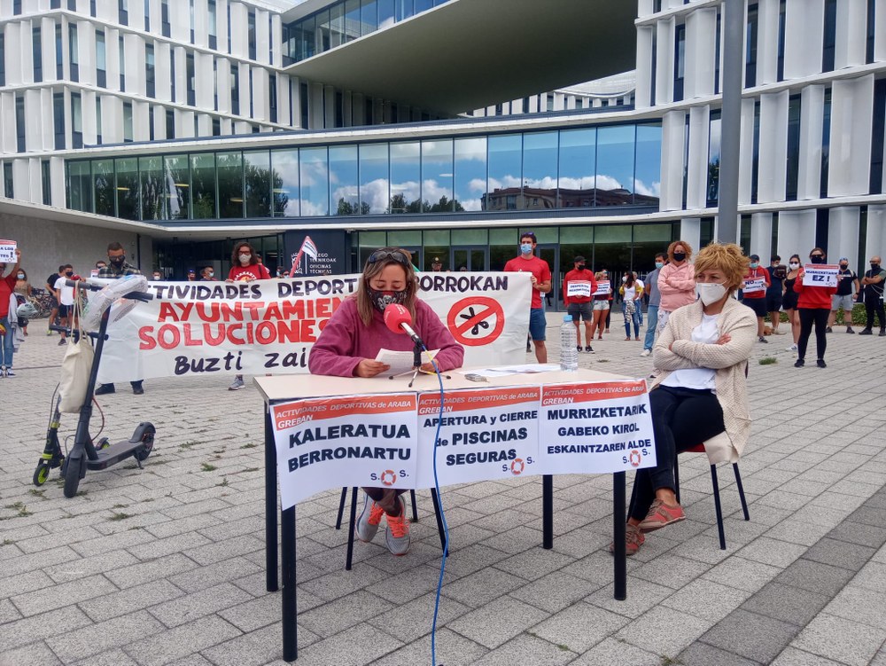 Arabako kirol jardueretako langileek salatu dute zerbitzuaz arduratzen diren enpresak eta Gasteizko Udala grebari boikota egiten saiatzen ari direla