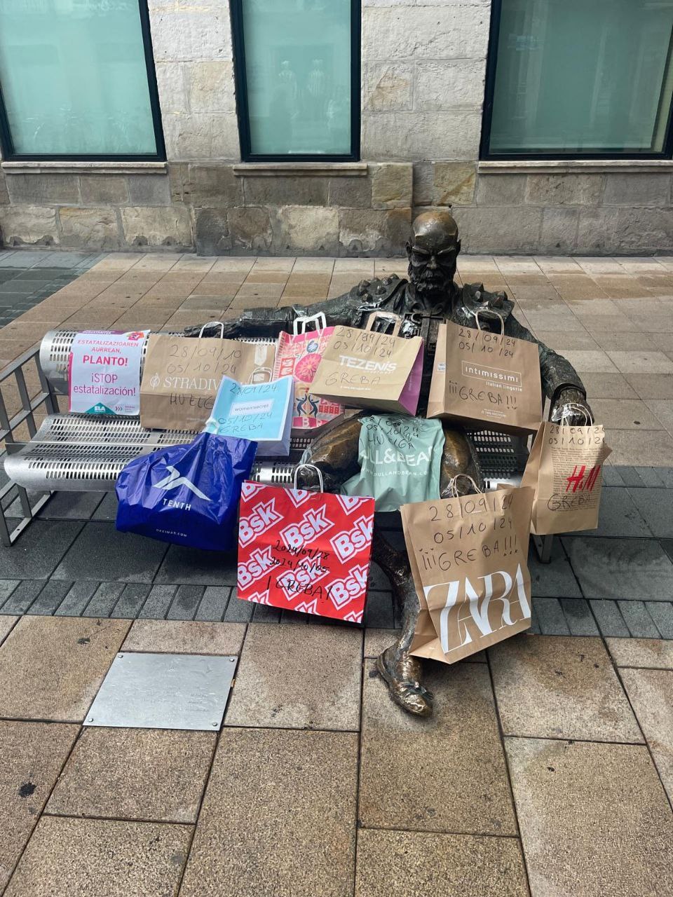 Dozenaka denda itxi dituzte zortzigarren lanuztean, Estatuko hitzarmenaren inposizioaren aurka