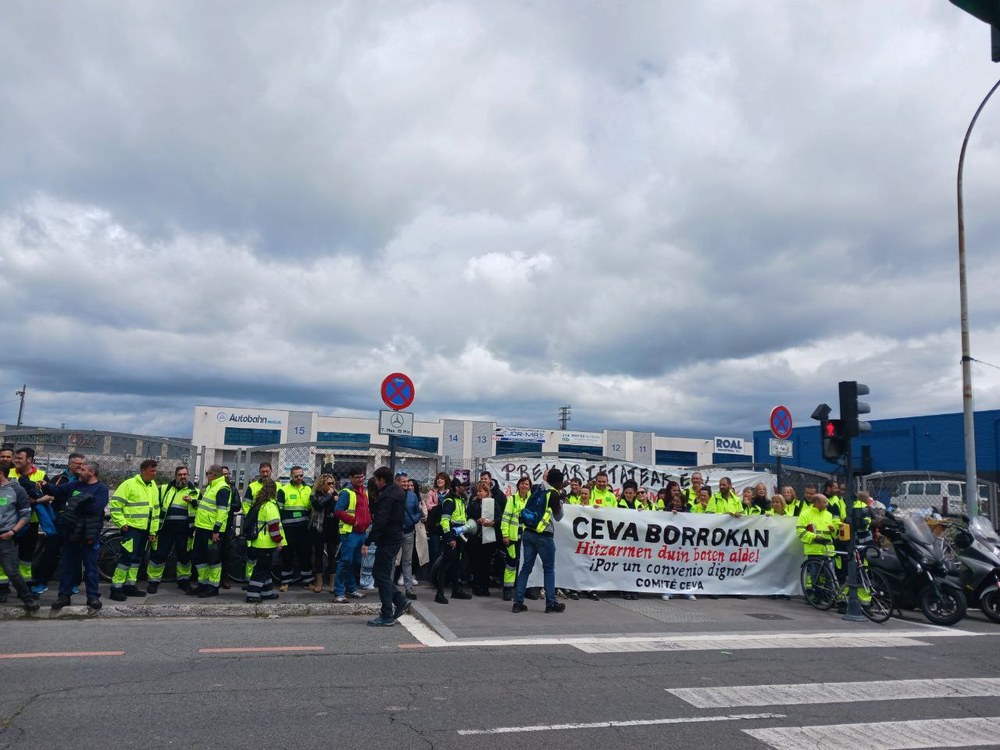 Elkarretaratzea Mercedes Benzen aurrean, hitzarmena berritu dadin eskatzeko