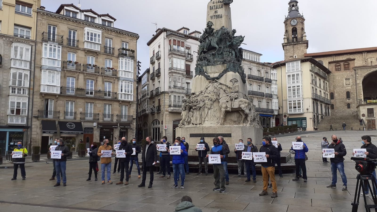 Gasteizko Mercedeseko langileen batzordeak enpresak koiuntura hau erabiltzen ari dela luzeagorako etekina bilatzeko salatu du Gasteizko Mercedeseko langileen batzordeak enpresak koiuntura hau erabiltzen ari dela luzeagorako etekina bilatzeko salatu du