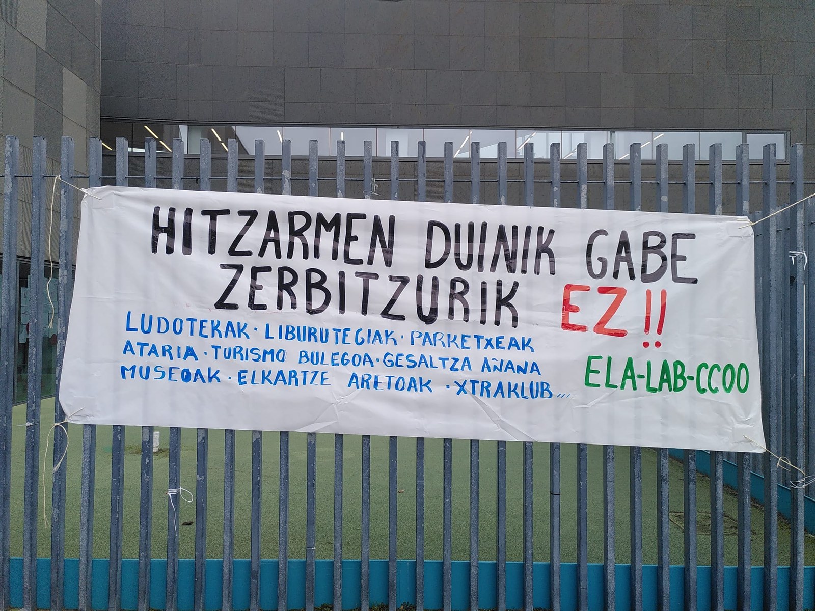 Hitzarmenaren negoziazioak blokeatuta jarraitzen dutela salatzeko protesta ekintza Hitzarmenaren negoziazioak blokeatuta jarraitzen dutela salatzeko protesta ekintza