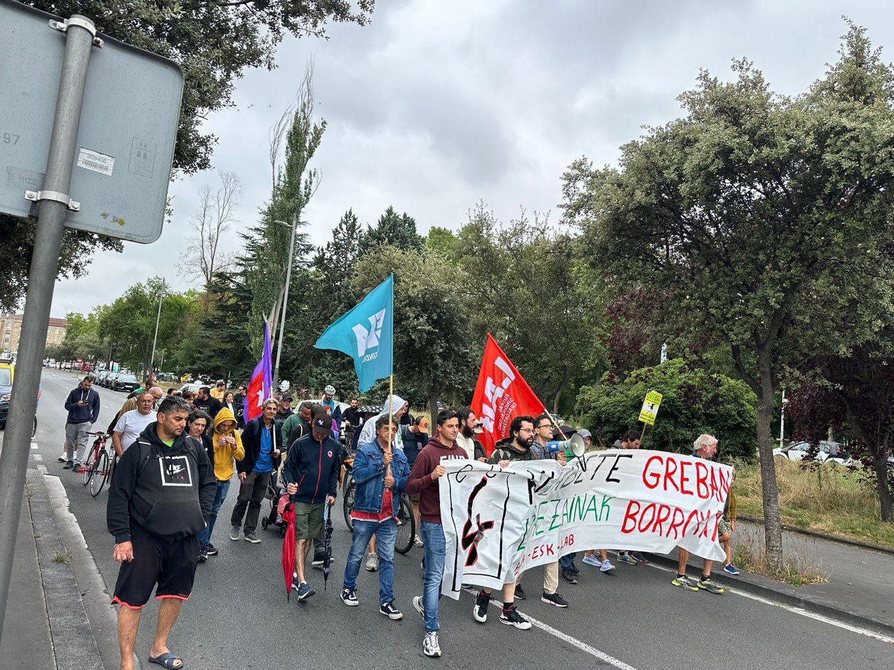 Jaurlaritza abusuzko gutxieneko zerbitzuak ezartzen eta greba eskubidea urratzen ari da