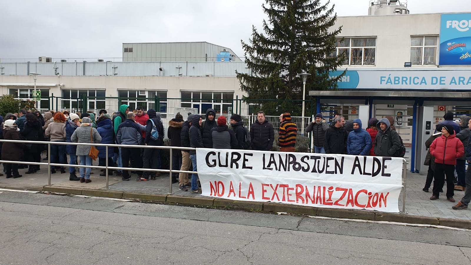 Erabateko jarraipena izan du Araiako Froneri lantegian deitutako lanuzteak