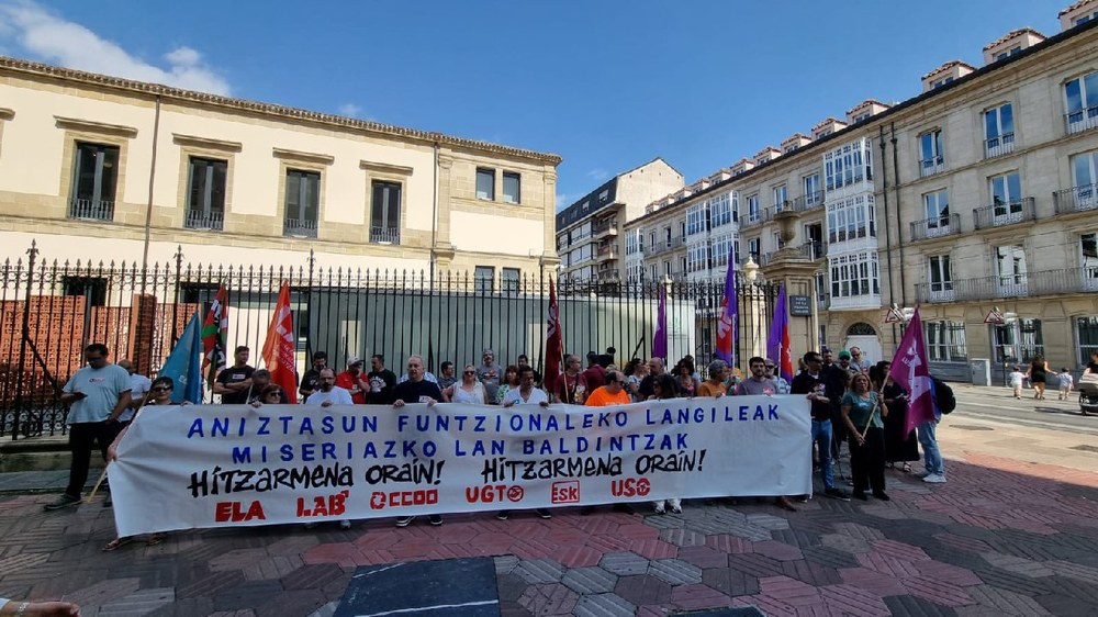 Patronala negoziazioa blokeatzen ari dela salatu dute Gasteizen