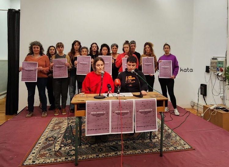 ELAk Bilgune Feministak deitutako agerraldian parte hartu du tortura sexistak salatzeko
