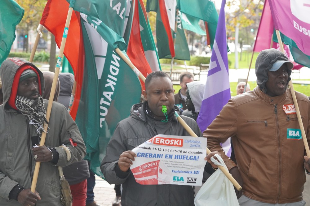 BIDEOA| Eroskiko Elorrioko biltegiko langileak greban
