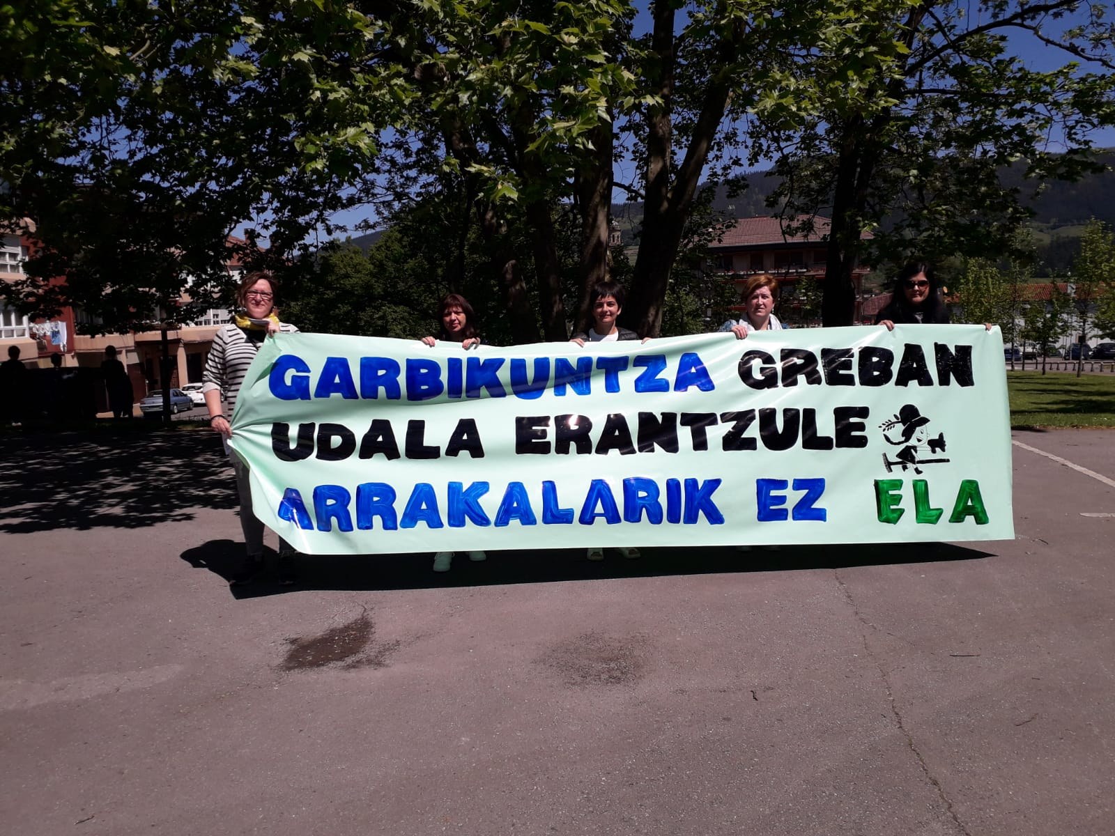 Elorrioko eraikin, eskola eta lokal publikoen garbikuntza-zerbitzuko emakume langileek greba mugagabea hasi dute