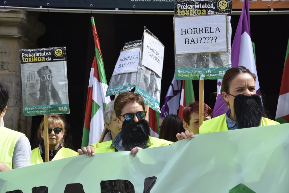 Elorrioko garbikuntza-zerbitzuko emakume grebalarien protesta argazkietan #GarbikuntzaGreban #SoldataArrakala