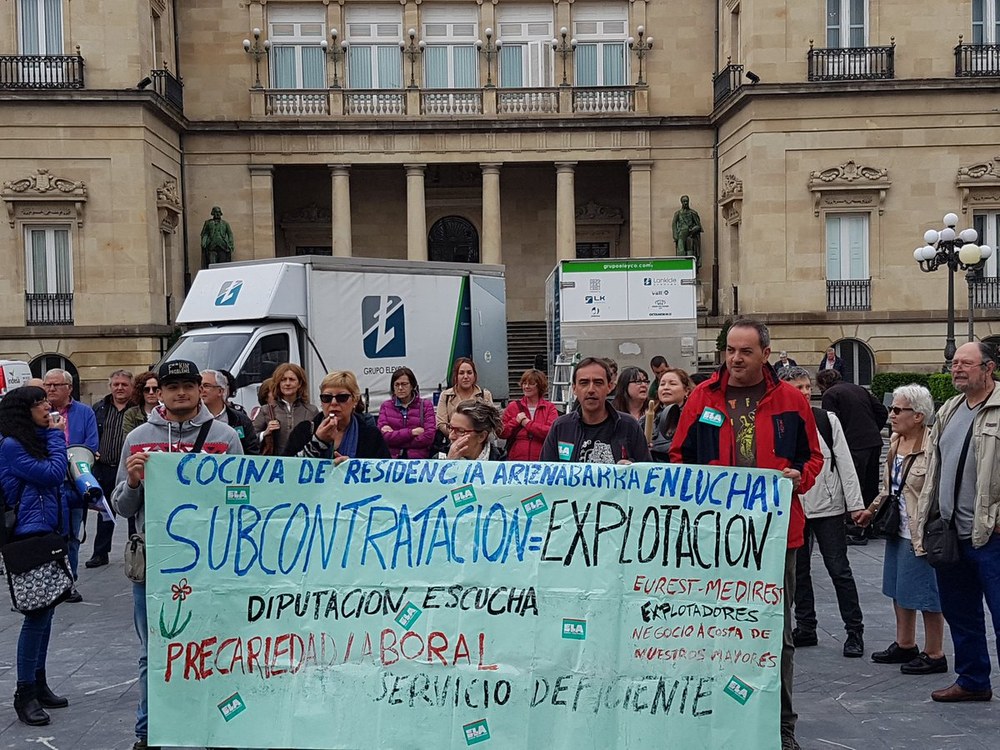 Ariznabarra egoitzako sukaldariek mobilizazioekin jarraitzen dute