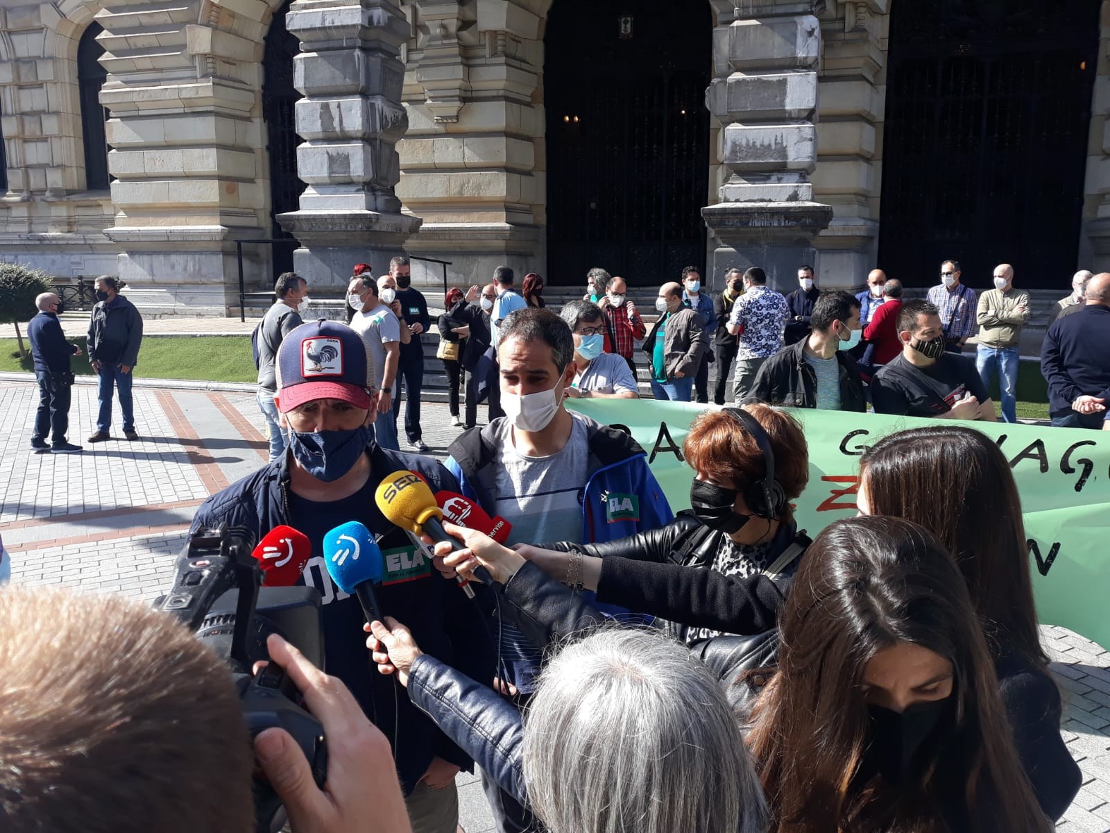 Bizkaibuseko langileek protesta egin dute babesgabe daudela salatzeko