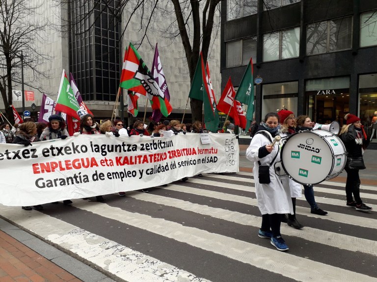 Bizkaiko Etxez Etxeko Laguntza zerbitzuko patronalen proposamenak langileak pobretuko lituzke