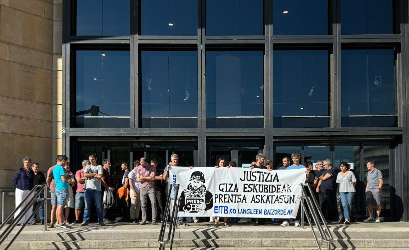 EITB mediako langileek elkarretaratzea egin dute kazetaria jasaten ari den egoera larria salatzeko EITB mediako langileek elkarretaratzea egin dute kazetaria jasaten ari den egoera larria salatzeko